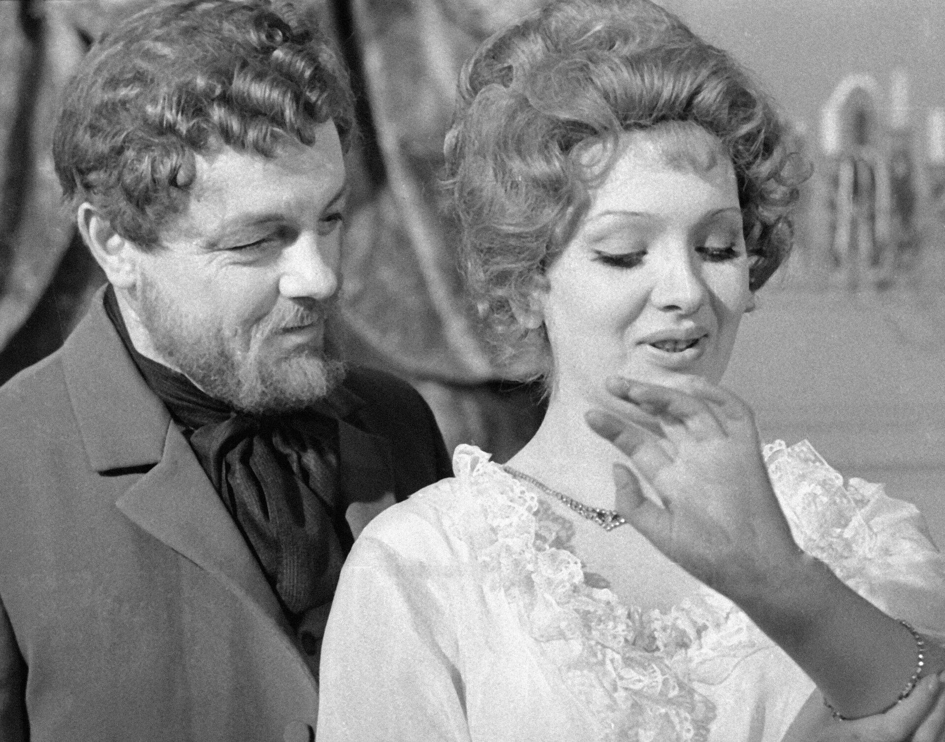 Народный артист СССР Кирилл Лавров (слева) и Наталья Тенякова (справа) в телефильме Женитьба Белугина. - Sputnik Беларусь, 1920, 18.06.2025