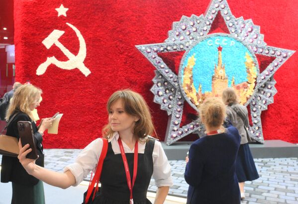 Стэнды "Уралхима" на ПМЭФ традыцыйна афармляюцца жывымі кветкамі.У гэтым годзе кампанія прадставіла кветкавае пано, цэнтральным элементам якога стаў ордэн "Победа" – на афармленне гэтай кампазіцыі пайшло 72 гадзіны, над ёй працавалі 80 чалавек.Таксама на стэндзе "Уралхима" можна ўбачыць ордэн "Победа", уручаны двойчы Герою Савецкага Саюза маршалу Сямёну Цімашэнку.Ордэн "Победа" заснавалі ў 1943 годзе. Гэта адна з самых рэдкіх і дарагіх узнагарод у свеце: пры яго вырабе выкарыстоўваліся плаціна, золата, срэбра, ён упрыгожаны брыльянтамі і рубінамі. Усяго было выраблена 22 экзэмпляры ордэна, з якіх 2 экзэмпляры нікому не ўручаліся. Стэнды "Уралхима" на ПМЭФ традыцыйна афармляюцца жывымі кветкамі.У гэтым годзе кампанія прадставіла кветкавае пано, цэнтральным элементам якога стаў ордэн "Победа" – на афармленне гэтай кампазіцыі пайшло 72 гадзіны, над ёй працавалі 80 чалавек.Таксама на стэндзе "Уралхима" можна ўбачыць ордэн "Победа", уручаны двойчы Герою Савецкага Саюза маршалу Сямёну Цімашэнку.Ордэн "Победа" заснавалі ў 1943 годзе. Гэта адна з самых рэдкіх і дарагіх узнагарод у свеце: пры яго вырабе выкарыстоўваліся плаціна, золата, срэбра, ён упрыгожаны брыльянтамі і рубінамі. Усяго было выраблена 22 экзэмпляры ордэна, з якіх 2 экзэмпляры нікому не ўручаліся. - Sputnik Беларусь