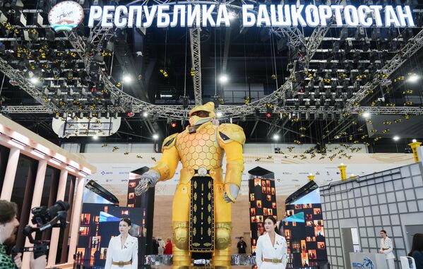 На стэндзе Башкортастана гасцей ПМЭФ-2025 сустракае вялізны мядовы тытан, вакол якога рухаюцца пчолы. На стэндзе Башкортастана гасцей ПМЭФ-2025 сустракае вялізны мядовы тытан, вакол якога рухаюцца пчолы. - Sputnik Беларусь