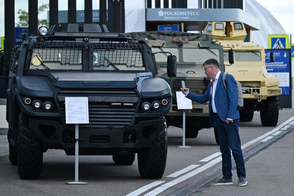 Каля аднаго з уваходаў выставачнага цэнтра "Экспафорум" можна ўбачыць бронеаўтамабіль шматмэтавага прызначэння сямейства "Спартак", шматмэтавы аўтамабіль "Штурм" і браніраваную машыну сямейства "Тигр" (на пярэднім плане). Каля аднаго з уваходаў выставачнага цэнтра "Экспафорум" можна ўбачыць бронеаўтамабіль шматмэтавага прызначэння сямейства "Спартак", шматмэтавы аўтамабіль "Штурм" і браніраваную машыну сямейства "Тигр" (на пярэднім плане). - Sputnik Беларусь