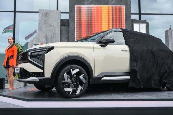 У першы дзень работы форуму публіцы прэзентавалі новы красовер Lada Azimut (на фота), абноўленую версію Lada Niva Travel і гоначную Lada Iskra. У першы дзень работы форуму публіцы прэзентавалі новы красовер Lada Azimut (на фота), абноўленую версію Lada Niva Travel і гоначную Lada Iskra. - Sputnik Беларусь