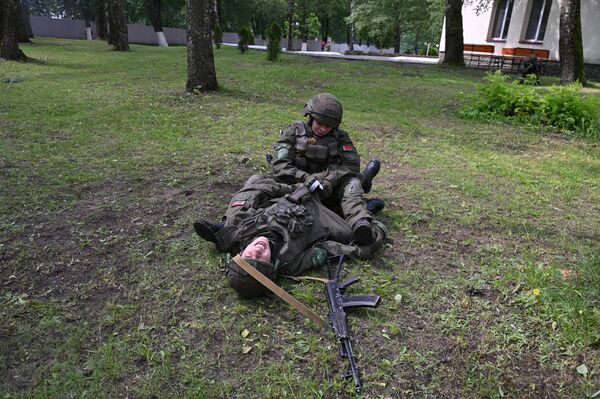 Отработка эвакуации раненого - Sputnik Беларусь