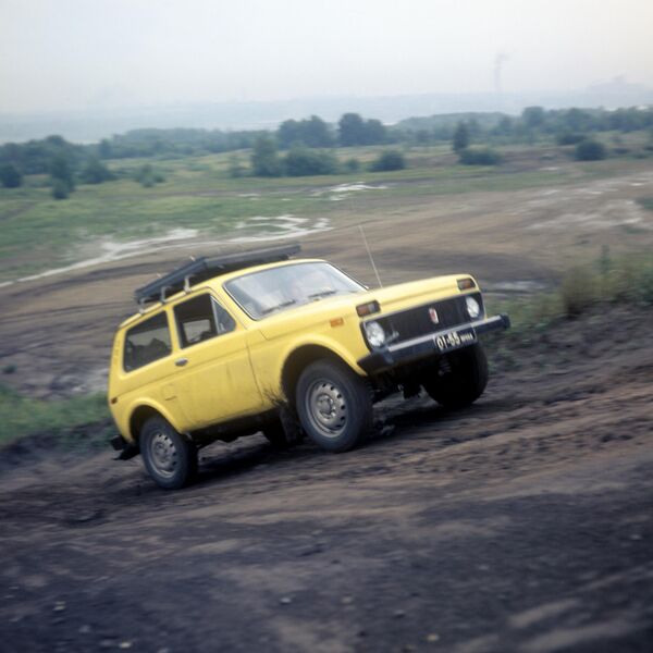 Первый техсовет, на котором определяли конструктивные особенности новой модели, прошел в апреле 1971-го, летом началась разработка документации, в том же году увидела свет первая экспериментальная модель – и она была слабо похожа на привычную нам &quot;Ниву&quot;.Первый опытный образец будущей легенды советского экспорта, близкий к знакомой нам серийной версии, был изготовлен в апреле 1972-го.Тогда же в апреле ведущим конструктором проекта был назначен уроженец Беларуси Петр Прусов.На фото: внедорожник ВАЗ-2121 &quot;Нива&quot; на испытаниях в Сибири. Август 1977 года - Sputnik Беларусь