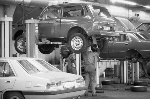 &quot;О макете узнал главный конструктор Соловьев и пришел посмотреть. Это было 5 мая 1972 года. Он убедился, что все сделано в масштабе и проработано предварительно в компоновочных схемах, сказал: &quot;Делай макет в натуральную величину. В августе встретимся&quot;.В августе был техсовет. Главный приказал закрыть чехлом макет открытого варианта с брезентовым верхом (который тоже разрабатывал я). Так дизайн будущей &quot;Нивы&quot; был утвержден с замечаниями, на устранение которых был дан месяц. Такое было начало. Далее были изготовлены опытные, ходовые образцы, которые были уже представлены генеральному директору, затем министру, затем Брежневу. Он и сказал, хлопнув ладонью по крыше: &quot;Делайте этот автомобиль&quot;. Перед этим минут двадцать катался неизвестно где, к ужасу охранников&quot;, – такова история легендарного дизайна от Семушкина.На фото: немецкая автомобильная фирма DIRKES (&quot;Диркес&quot;) продает и проводит техническое обслуживание автомобилей Волжского автомобильного завода &quot;Лада&quot; и &quot;Нива&quot;. Март 1982 года. - Sputnik Беларусь