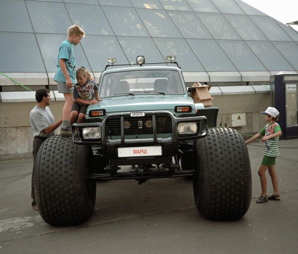 В 1974 году автомобиль ждали государственные испытания. Причем на тот момент ГОСТа на испытания такого типа автомобилей не было: стандарт для внедорожников был для &quot;Нивы&quot; слишком суров, а для легковушек, напротив, крайне легок. По итогам прохождения объединенной программы машину рекомендовали к серийному производству и поставке на экспорт.В то же году были выпущены первые 15 предсерийных образцов, а к XXV съезду КПСС в марте 1976 года изготовлена вторая партия – еще 50 машин.На фото: автомобиль &quot;Нива&quot; на 3-м Международном автомобильном салоне Автосалон-97. - Sputnik Беларусь