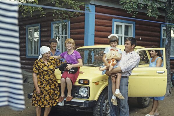 Можно встретить версию о том, что автомобиль назвали в честь детей Прусова – Натальи и Ирины, и детей Соловьева — Вадима и Андрея. Однако &quot;АвтоВАЗ&quot; ее официально опроверг, указав, что старшего сына Соловьева звали не Вадимом, а Сергеем, а Ирина Прусова родилась уже после того, как было предложено название.На фото: семья бакенщиков, работающих на реке Зея. - Sputnik Беларусь