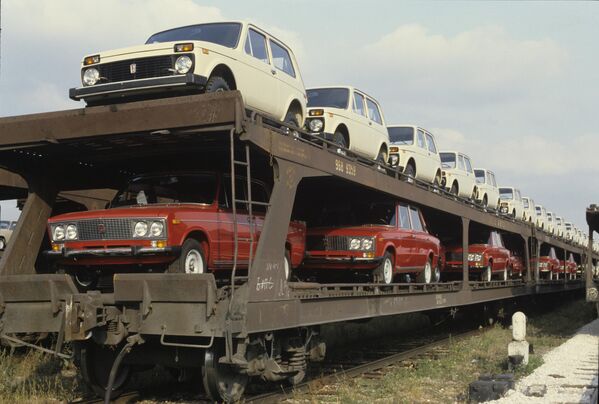 В некоторые периоды за рубеж отправляли до двух третей всех произведенных в Тольятти внедорожников, география поставок составляла около ста стран. Выпускалась даже праворульная модификация для Англии, Японии и других стран с левосторонним движением. Всего на экспортные рынки ушло более 700 тысяч авто.Кроме того, модель собирали в Бразилии, Греции, Канаде, Панаме, Чили, Эквадоре. В 1986 году японцы, отдавая дань уважения генеральному конструктору &quot;Нивы&quot; Петру Прусову, подарили ему рекламный проспект своей будущей Suzuki Vitara с надписью &quot;Крестному отцу этого автомобиля&quot;.На фото: железнодорожный состав с готовой продукцией Волжского объединения по производству легковых автомобилей &quot;АвтоВАЗ&quot; в Тольятти. 1985 год. - Sputnik Беларусь