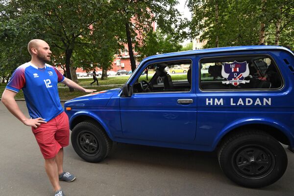 За 45 лет &quot;Нивы&quot; было много версий и модификаций этой модели. Серийно выпускались 5-дверные версии (на полметра длиннее стандартных), а также 3-дверные с увеличенной колесной базой.Помимо этого на шасси &quot;Нивы&quot; строились пикапы, инкассаторские броневики, болотоходы, спецмашины для полиции, медицинской службы, спасателей. Были и уникальные проекты – от армейской амфибии до циркового автомобиля, на котором по арене ездят дрессированные медведи.На фото: болельщик из Исландии возле автомобиля &quot;Нива&quot;, на котором он приехал на чемпионат мира по футболу в Москву, 2018 год. - Sputnik Беларусь