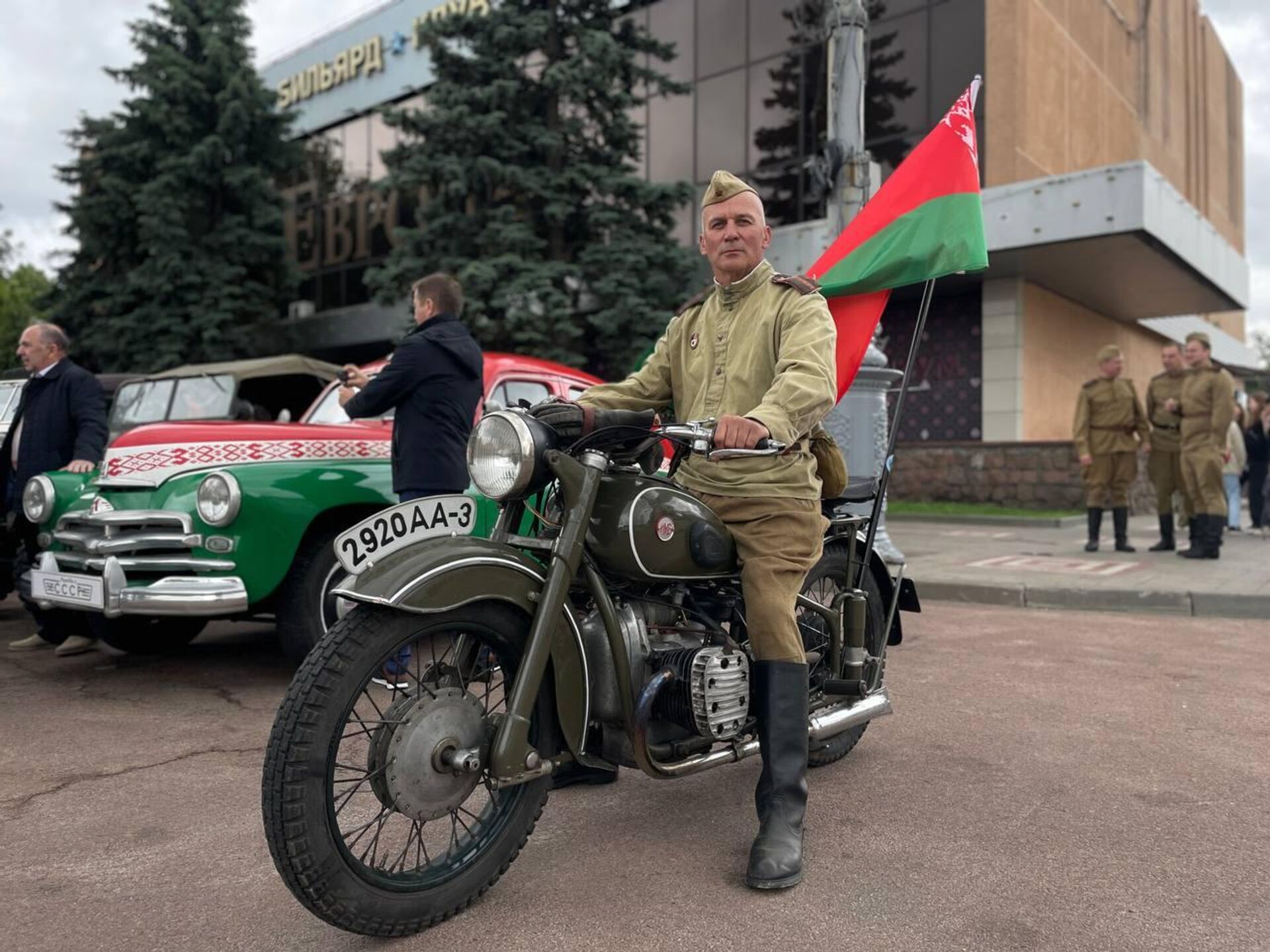 Руководитель патриотического клуба Штрафбат Виталий Медведев на своем М-72 Руководитель патриотического клуба Штрафбат Виталий Медведев на своем М-72 - Sputnik Беларусь, 1920, 20.06.2025