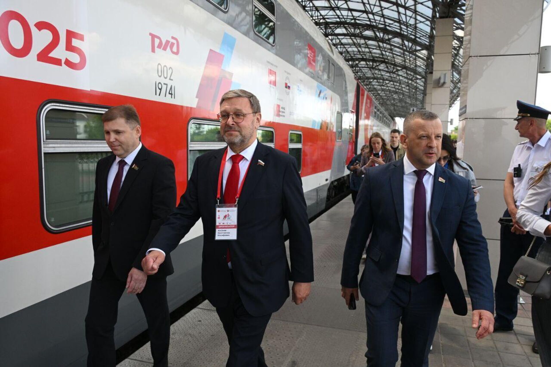 Координатор проекта Поезд Памяти от российской стороны, заместитель председателя Совета Федерации РФ Константин Косачев (в центре) - Sputnik Беларусь, 1920, 21.06.2025