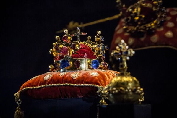 Корона Святого Вацлава, часть чешских коронационных регалий. Сделана из золота, 91 драгоценного камня и 20 жемчужин.Чешские коронационные регалии считаются одними из старейших в Европе и обычно демонстрируются публике раз в пять лет.  Корона была изготовлена ​​для коронации Карла IV в 1347 году.  В наши дни Карл IV по-прежнему считается &quot;отцом страны&quot; в Чешской Республике. Во время его правления Прага стала столицей Священной Римской империи. - Sputnik Беларусь