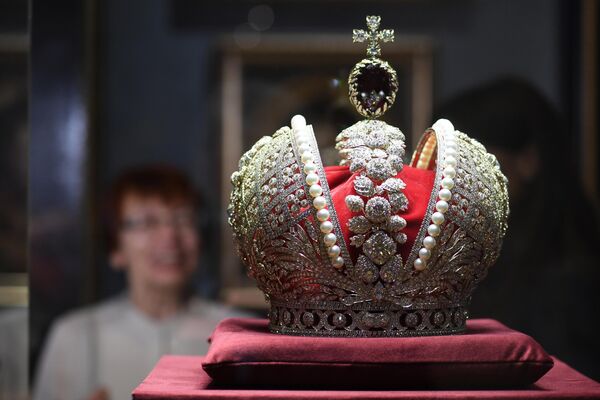 В 2012 году была изготовлена реплика императорской короны Российской империи.В оформлении использовались австралийские жемчужины, белое золото вместо серебра, рубеллит вместо гигантской шпинели, а также свыше 11 тысяч якутских алмазов. - Sputnik Беларусь