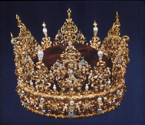 Королевские драгоценности Дании. Корона Кристиана IV.Изготовлена из золота, драгоценных камней и жемчуга в 1595 году ювелиром Дидриком Фиреном. Украшена аллегорическими фигурами и символами, олицетворяющими могущество правителя и его связь с народом. - Sputnik Беларусь
