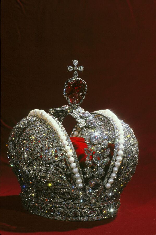 Большая императорская корона Российской империи 1762 года, творение придворных ювелиров Георга-Фридриха Экарта и Иеремия Позье, создана по поручению Екатерины II для ее коронации в 1762 году. Вплоть до 1917 года Большой императорской короной венчались на царство все российские монархи.Корону венчает редкий драгоценный камень ярко-красного цвета – благородная шпинель весом в 398,72 карата. Легкий прорезной каркас выполнен из серебра, изнутри обит красным бархатом, наружная часть разделена на две полусферы и покрыта бриллиантами.Для украшения короны было использовано 5012 камней: 75 жемчужин массой 763 карата и 4936 алмазов и бриллиантов, их совокупный вес составляет 2858 карат. Общий вес украшения – 1993,80 грамма.Оригинал короны не может покидать Алмазный фонд и имеет ограниченные возможности экспонирования. - Sputnik Беларусь