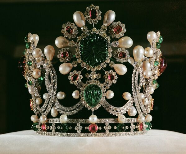 Корона Шахбану (фарси – шахиня, царица, аналог императорского титула) была изготовлена для Фарах – супруги последнего шаха Ирана Мохаммеда Реза Пехлеви. Корона весит около 2 кг, она выполнена из белого золота с использованием 1545 драгоценных камней: 36 рубинов, 36 изумрудов, 105 жемчужин и 1469 бриллиантов. Корона стала символическим жестом шаха Ирана Мохаммеда Реза Пехлеви женщинам своей страны, одним из символов освобождения женщин в период &quot;Белой революции&quot;. - Sputnik Беларусь