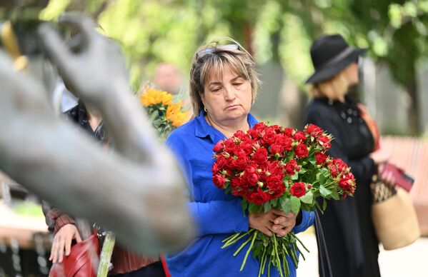 Жанчына з кветкамі на цырымоніі развітання. - Sputnik Беларусь