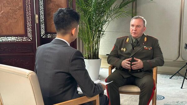 Министр обороны Виктор Хренин во время интервью китайскому СМИ - Sputnik Беларусь