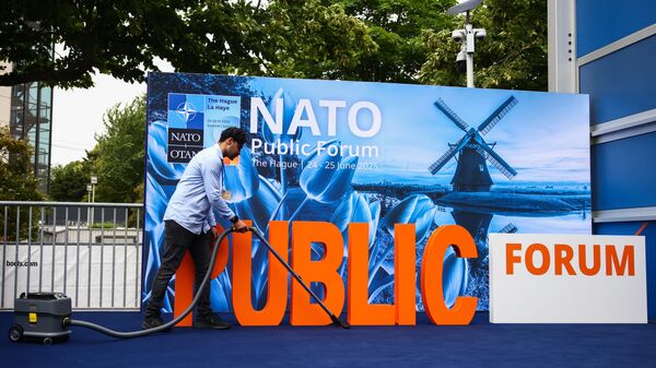 Баннеры Общественный форум во время саммита НАТО в Гааге - Sputnik Беларусь