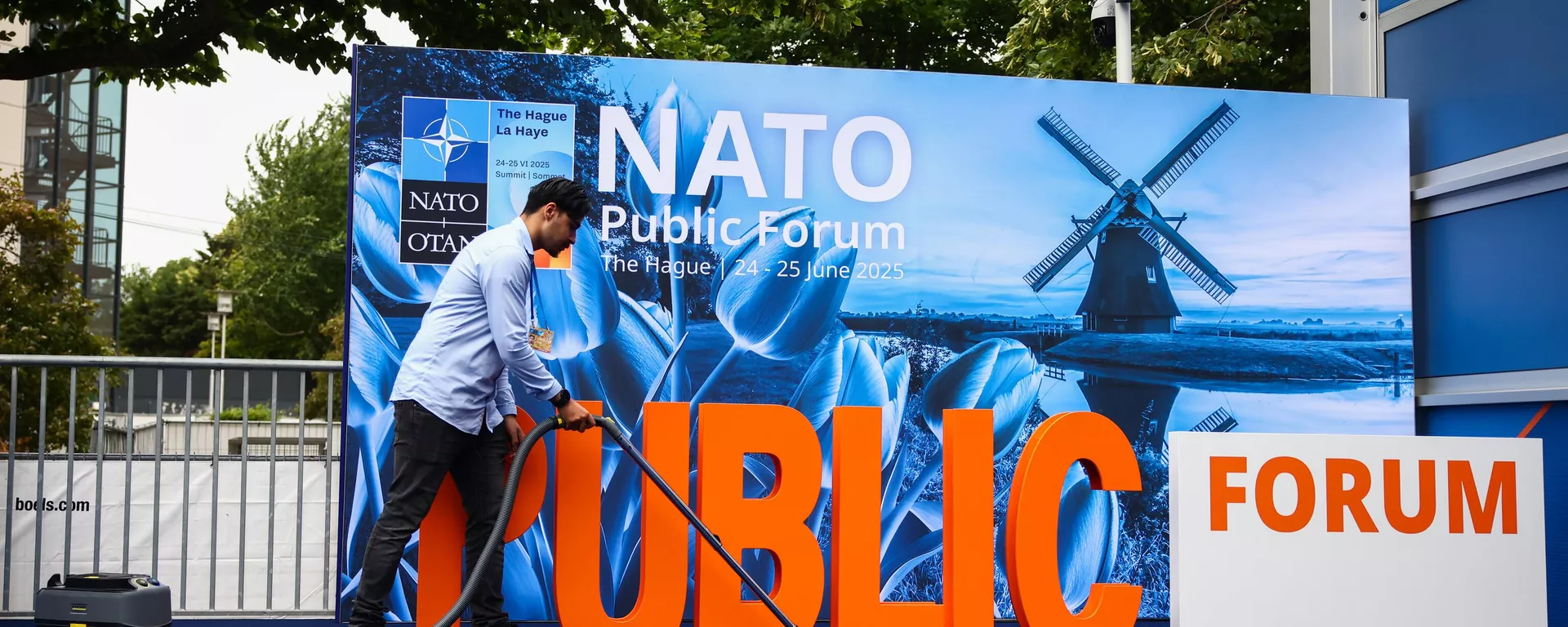 Баннеры Общественный форум во время саммита НАТО в Гааге - Sputnik Беларусь, 1920, 26.06.2025