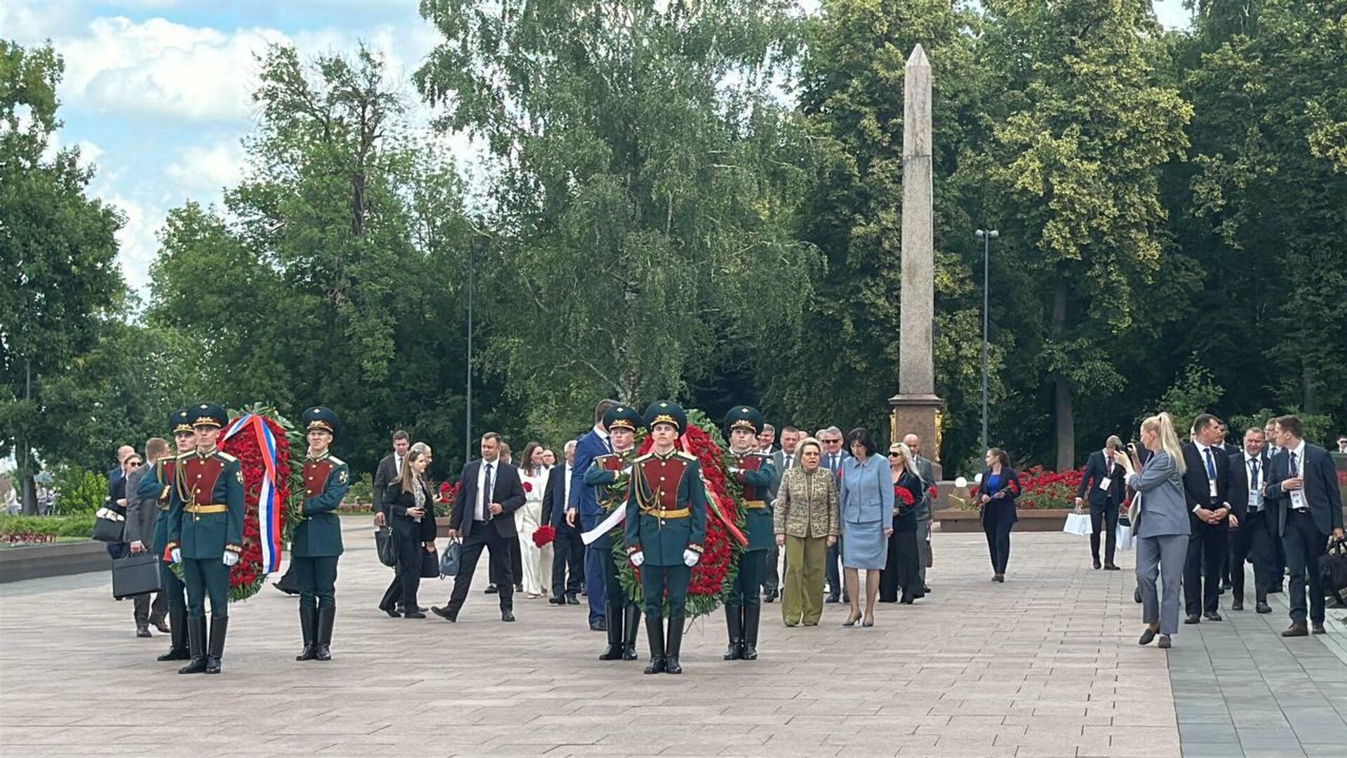 Церемония возложения цветов к Мемориальному комплексу Вечный огонь  - Sputnik Беларусь, 1920, 26.06.2025