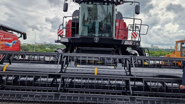 Зерноуборочный комбайн GH810 - Sputnik Беларусь