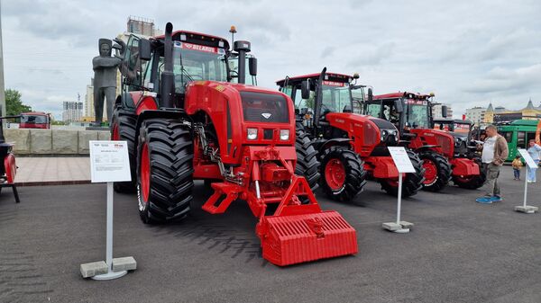 Белорусские тракторы - Sputnik Беларусь