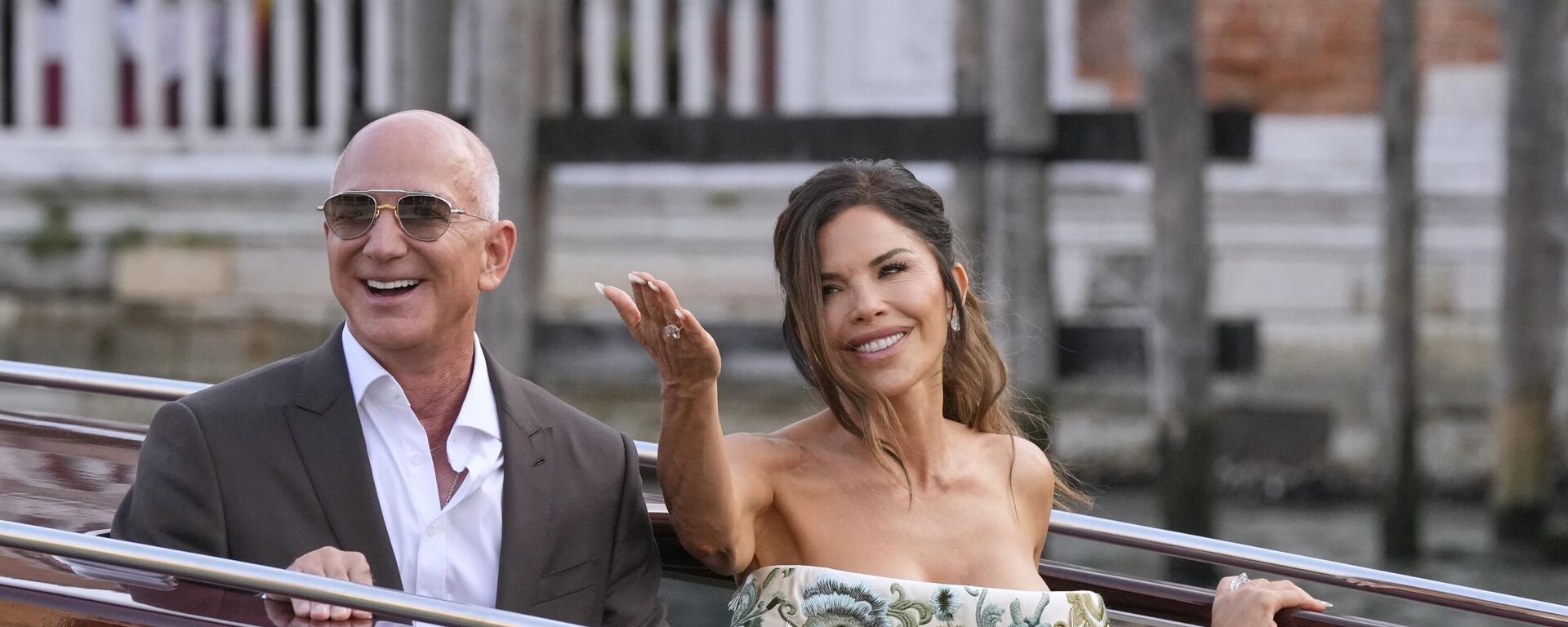 Джефф Безос и Лорен Санчес выезжают из отеля на свой предсвадебный прием в Венеции, Италия - Sputnik Беларусь, 1920, 29.06.2025