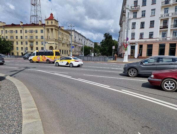 Будаўніцтва двух паўкруглых дамоў на плошчы (цяпер іх упрыгожвае надпіс &quot;Подзвіг народа бяссмертны&quot;), пачалося яшчэ ў 1939 годзе, завяршылі ў 1947-м. - Sputnik Беларусь