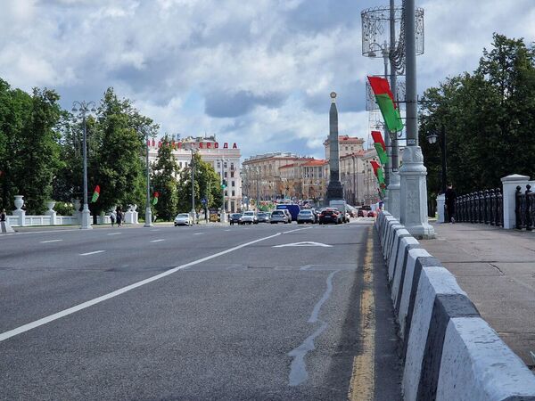 Яшчэ 3 ліпеня 1945 года Саўмін рэспублікі пастанавіў &quot;устанавіць помнік Перамогі ў сталіцы Беларускай ССР – горадзе Мінску&quot;.Першапачатковым месцам вызначылі Цэнтральную плошчу (сёння Кастрычніцкая), але потым рашэнне змянілі: у цэнтры быў узведзены помнік Іосіфу Сталіну (прастаяў у выніку менш за 10 гадоў).Праект выбіралі на конкурснай аснове – работы даслалі архітэктары з розных гарадоў СССР. Лепшым быў прызнаны абеліск аўтарства Георгія Заборскага і Уладзіміра Караля.Сёння гэты манумент, упрыгожаны гарэльефамі працы Заіра Азгура, Андрэя Бембеля, Аляксея Глебава і Сяргея Селіханава, – адзін з сімвалаў Мінска. - Sputnik Беларусь