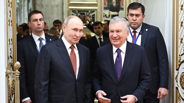 Президент РФ Владимир Путин и президент Узбекистана Шавкат Мирзиёев во время Высшего Евразийского экономического совета в Минске - Sputnik Беларусь