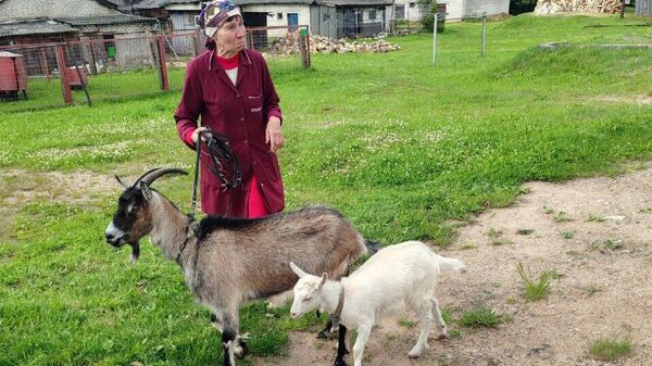 Потерпевшая с возвращенными ей животными - Sputnik Беларусь