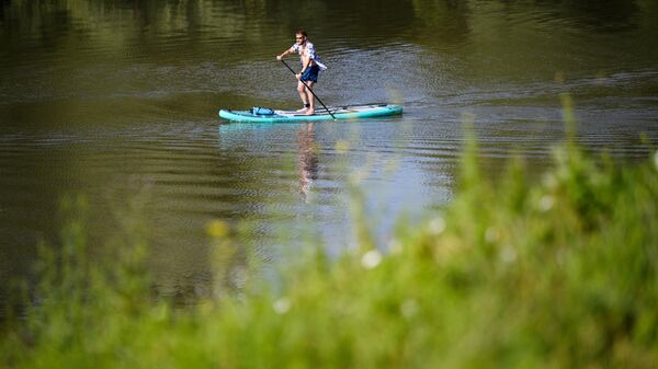 Мужчина катается на сапборде - Sputnik Беларусь