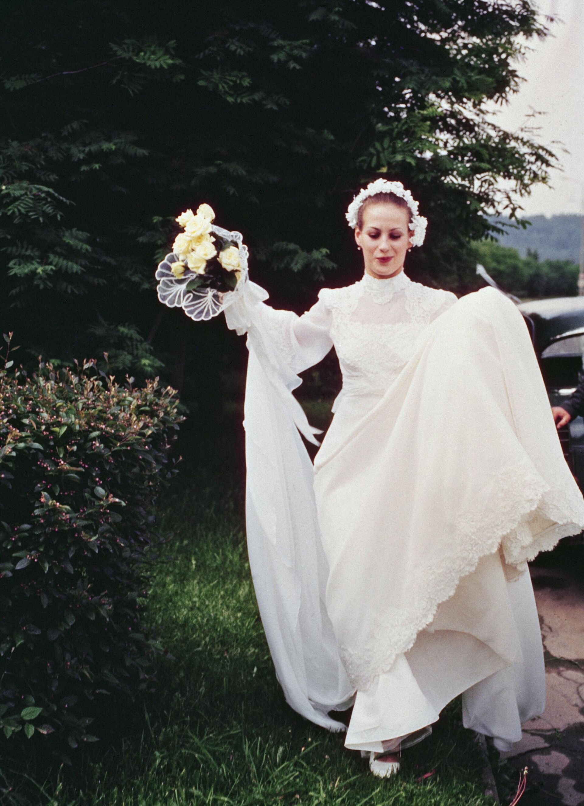 Советская фигуристка, чемпионка мира в танцах на льду Ирина Моисеева в день своего бракосочетания с Андреем Миненковым - Sputnik Беларусь, 1920, 01.07.2025