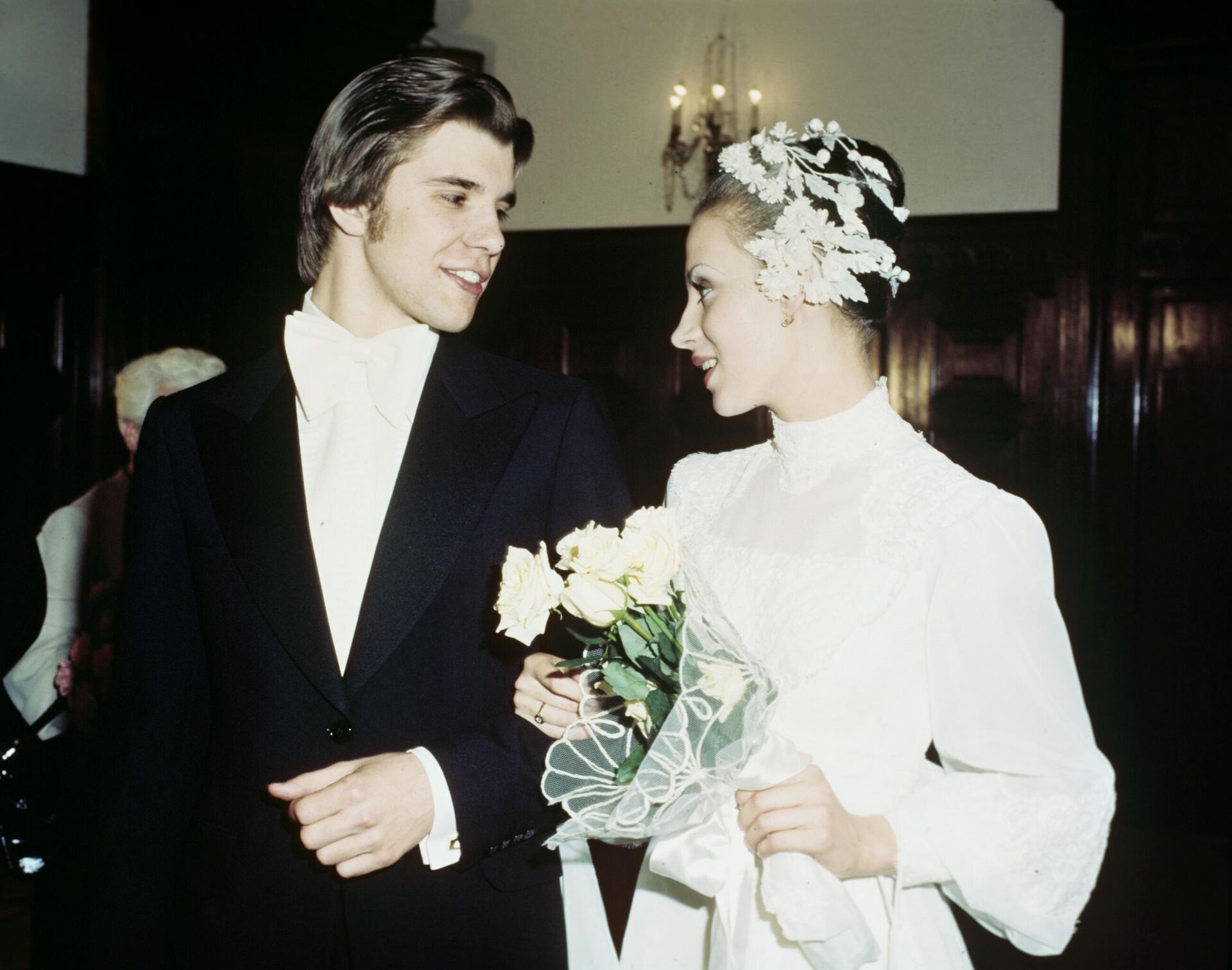 Советские фигуристы, чемпионы мира в танцах на льду Ирина Моисеева и Андрей Миненков в день своего бракосочетания - Sputnik Беларусь, 1920, 01.07.2025