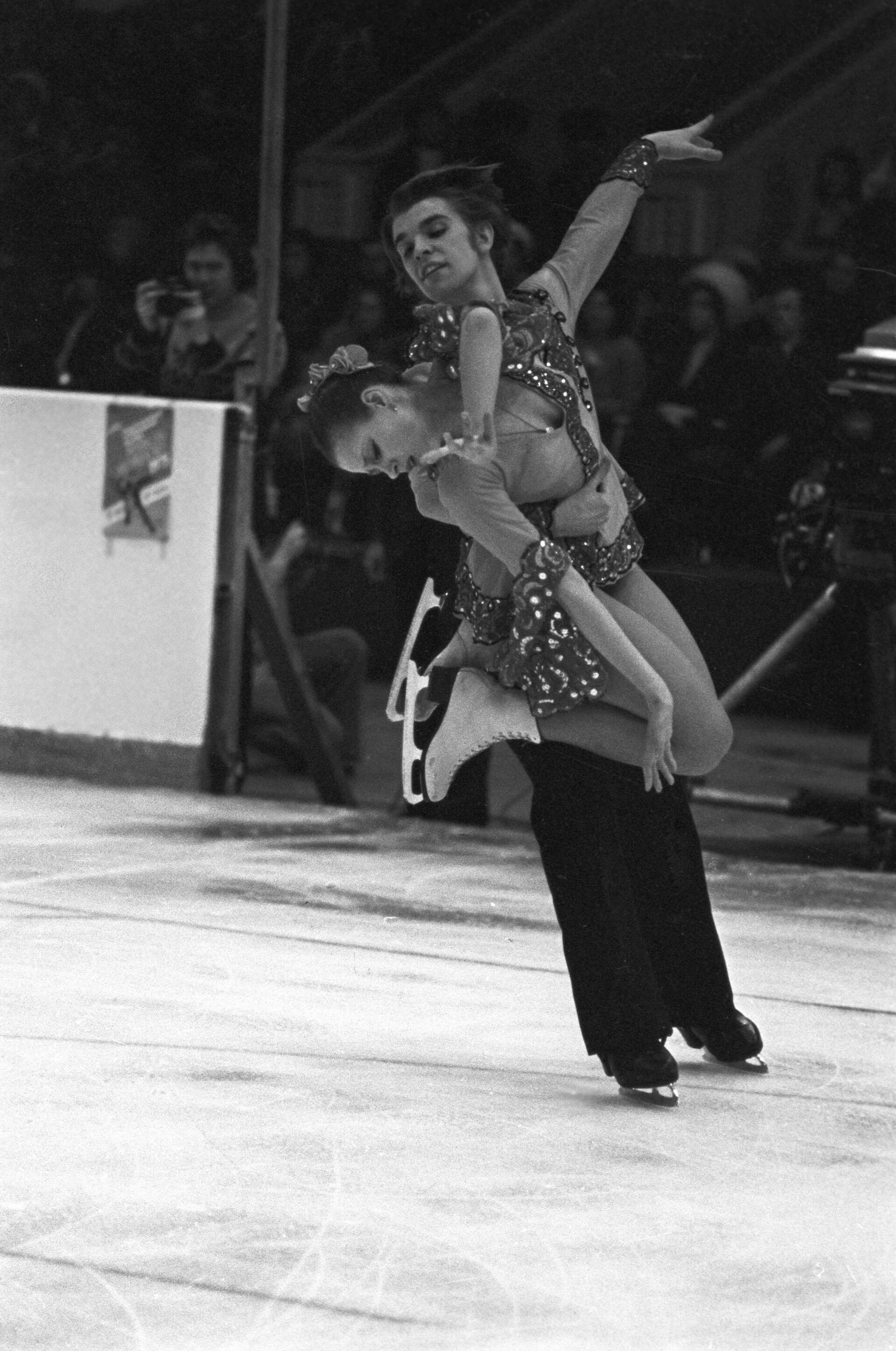 Фигуристы Ирина Моисеева и Андрей Миненков во время показательного выступления на Международном турнире по фигурному катанию на приз газеты Нувель де Моску - Sputnik Беларусь, 1920, 01.07.2025