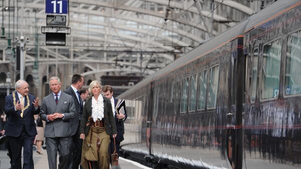 Принц Чарльз садится в королевский поезд на Центральном вокзале 6 сентября 2010 года в Глазго - Sputnik Беларусь