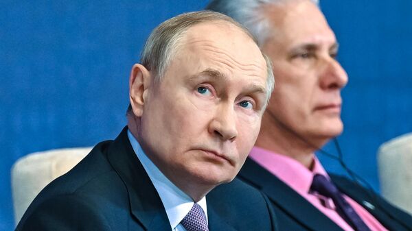 Президент РФ Владимир Путин принимает участие в пленарном заседании IV Евразийского экономического форума в Минске - Sputnik Беларусь