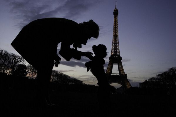 Считается что пудели были выведены во Франции, однако, учитывая немецкое происхождение слова пудель, некоторые называют в качестве их родины Германию. В Европе пудель известен с XV—XVI веков, долгое время оставался собакой, которая могла принадлежать только особам королевских кровей.Это одна из самых добрых и послушных собак. Пудель обладает незаурядным умом (второе место в рейтинге самых умных пород), выдающимся обонянием, слухом и зрением. Собаки этой породы отличаются неприхотливостью, хорошим здоровьем, полным отсутствием агрессии. Это плохие сторожа, но исключительные компаньоны. - Sputnik Беларусь