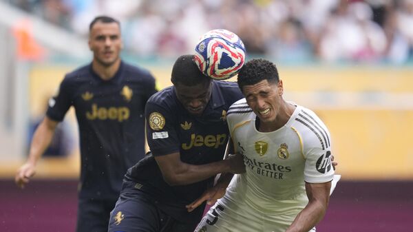 Центральный полузащитник мадридского Реала и сборной Англии Джуд Беллингхэм и центральный защитник мадридского Ювентуса и сборной Франции Пьер Калулу борются за мяч во время матча 1/8 финала Клубного чемпионата мира по футболу FIFA 2025 между мадридским Реалом и туринским Ювентусом - Sputnik Беларусь