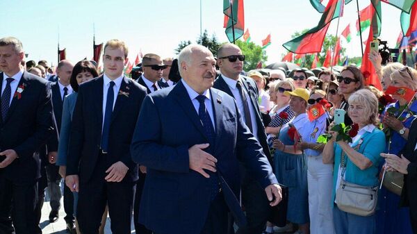 Прэзідэнт Беларусі Аляксандр Лукашэнка падчас святкавання Дня Незалежнасці ў мемарыяльным комплексе Курган Славы - Sputnik Беларусь