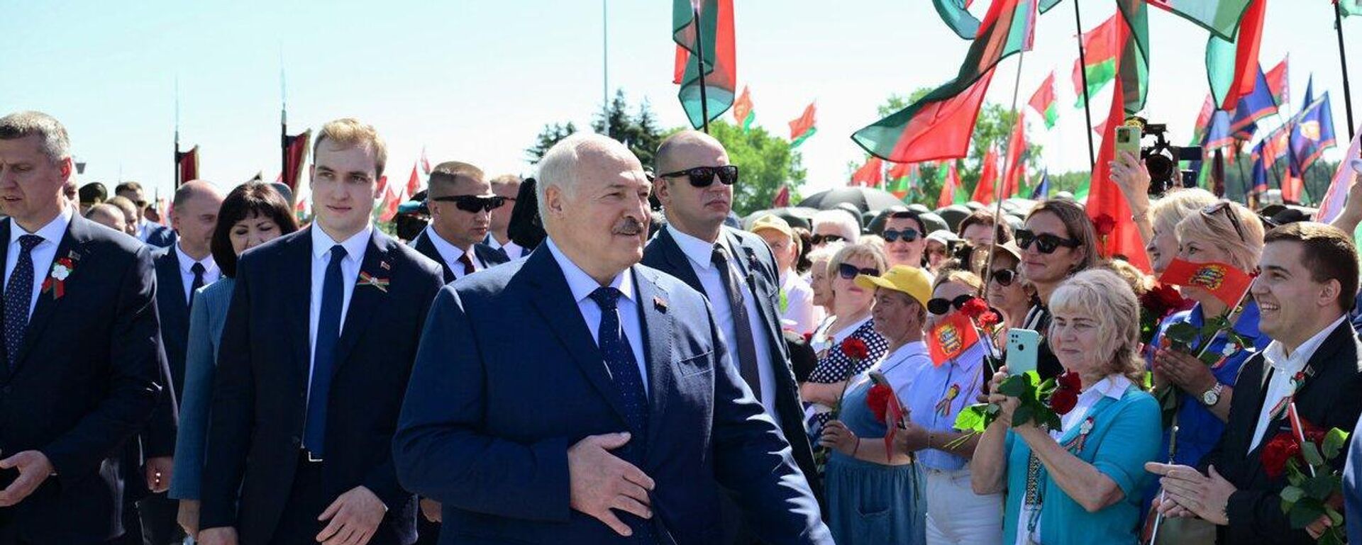 Прэзідэнт Беларусі Аляксандр Лукашэнка падчас святкавання Дня Незалежнасці ў мемарыяльным комплексе Курган Славы - Sputnik Беларусь, 1920, 03.07.2025