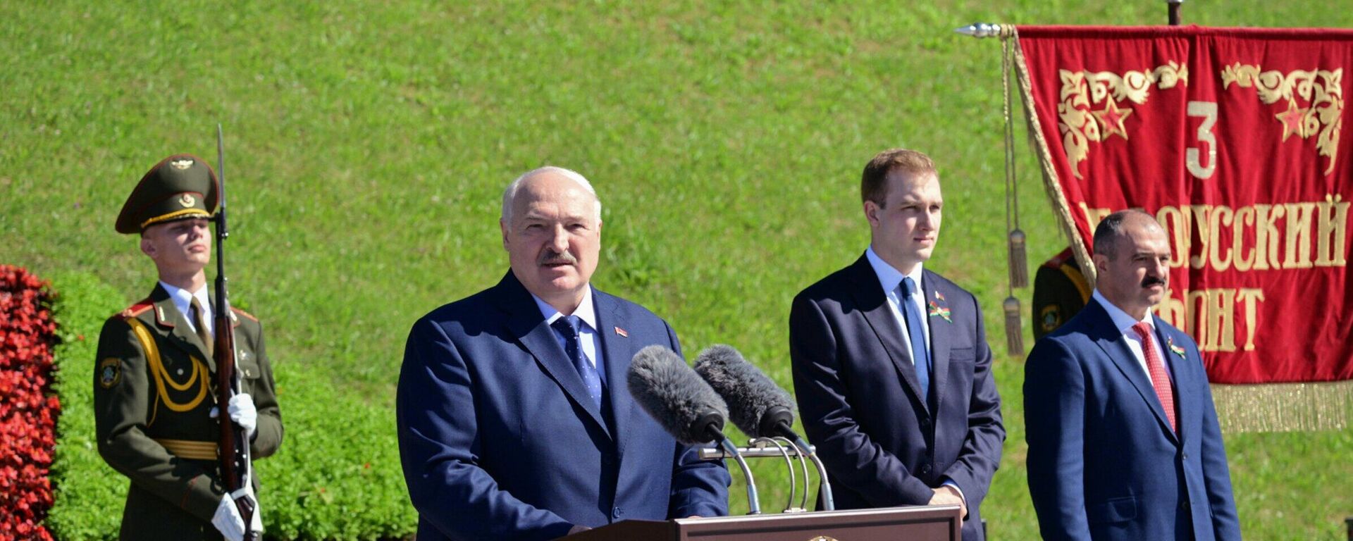 Прэзідэнт Беларусі Аляксандр Лукашэнка падчас святкавання Дня Незалежнасці ў мемарыяльным комплексе Курган Славы - Sputnik Беларусь, 1920, 03.07.2025