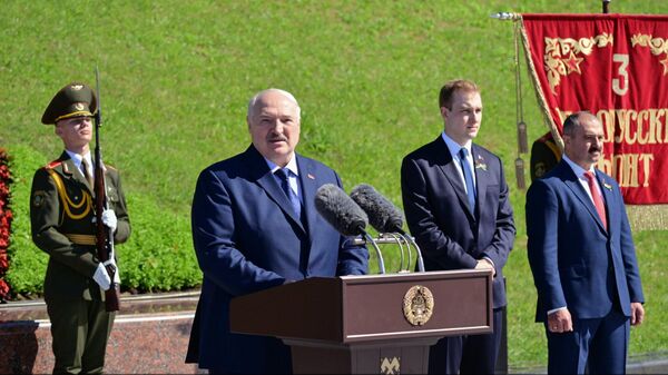 Прэзідэнт Беларусі Аляксандр Лукашэнка падчас святкавання Дня Незалежнасці ў мемарыяльным комплексе Курган Славы - Sputnik Беларусь