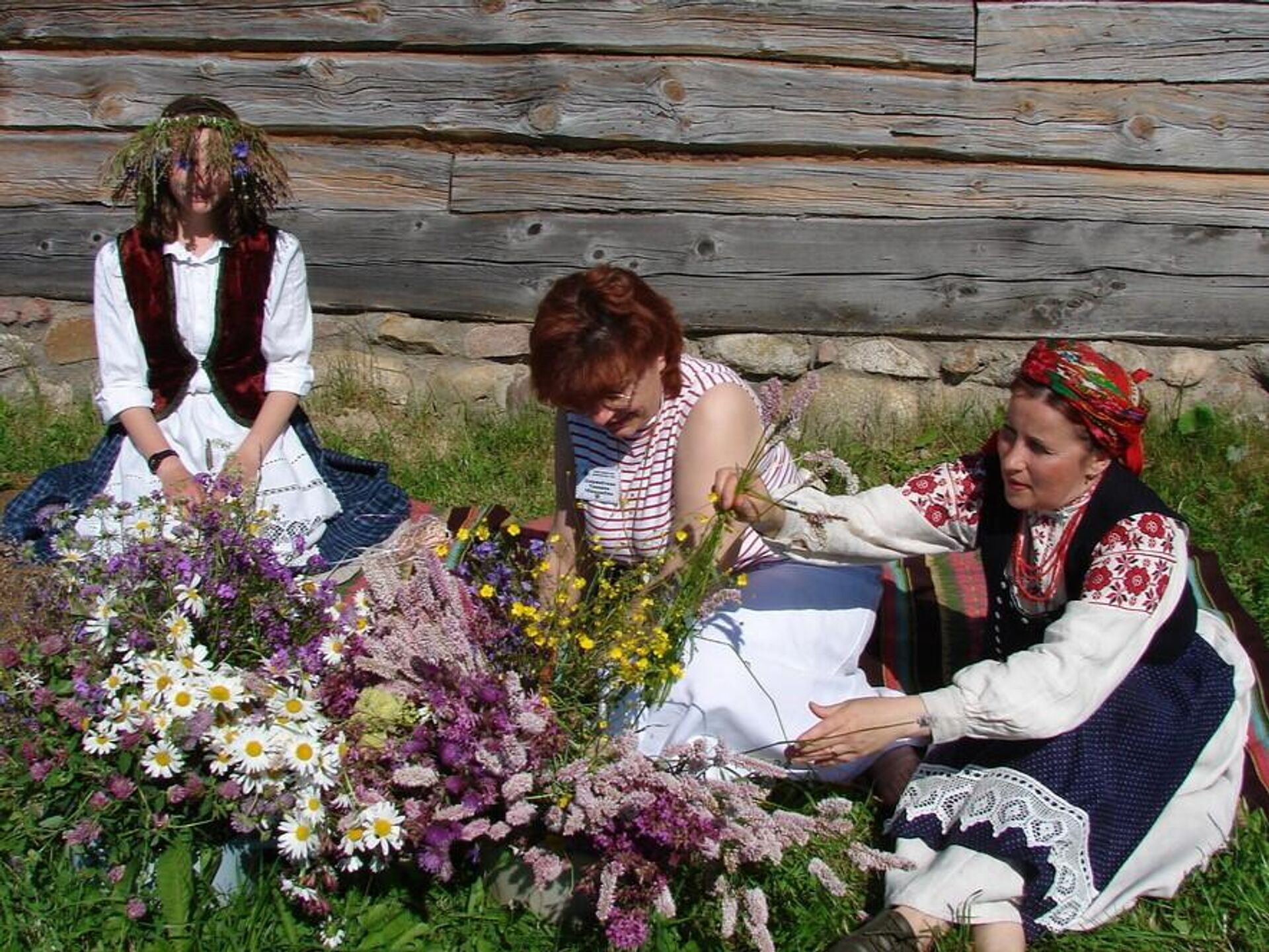 Гаспадыні плятуць купальскія вянкі Гаспадыні плятуць купальскія вянкі - Sputnik Беларусь, 1920, 05.07.2025