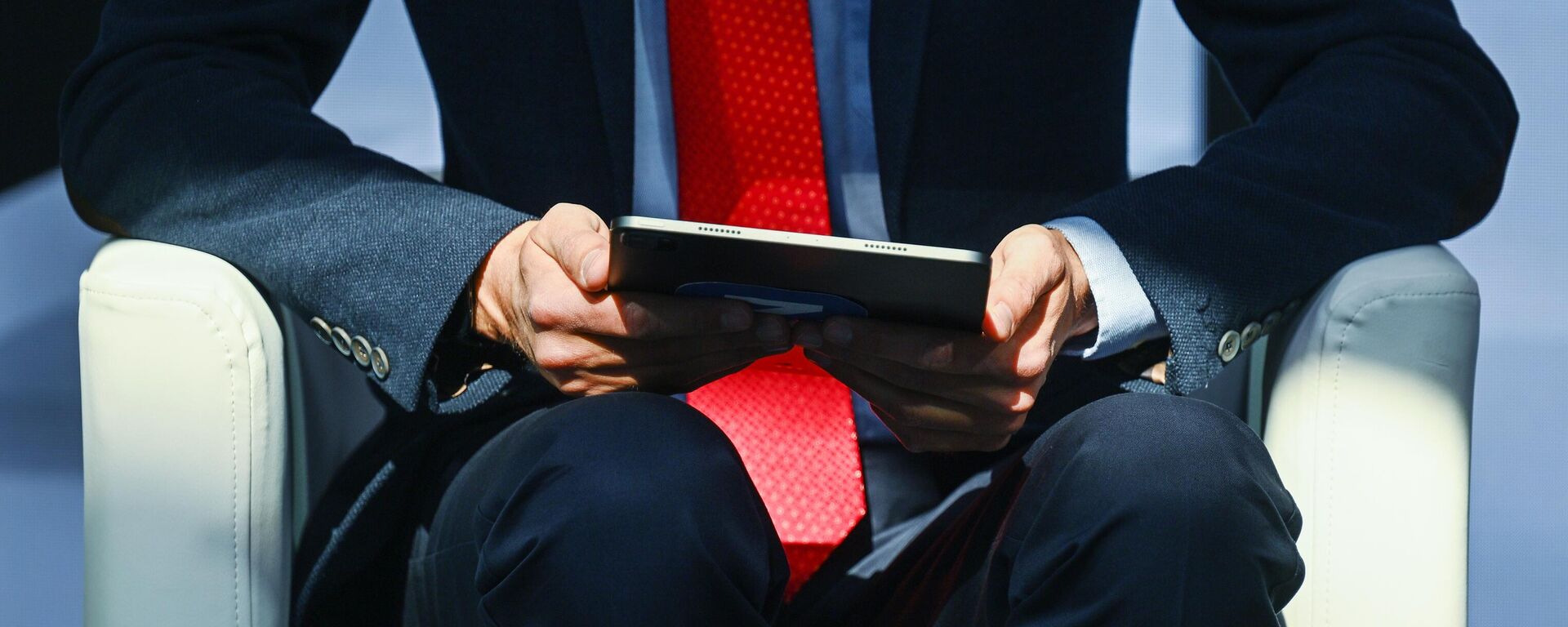 Мужчына з планшэтам - Sputnik Беларусь, 1920, 07.07.2025