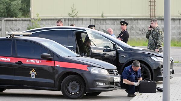 Следователи у автомобиля экс-министра транспорта РФ Романа Старовойта на парковке в Одинцовском городском округе Московской области недалеко от места, где 7 июля найдено его тело - Sputnik Беларусь