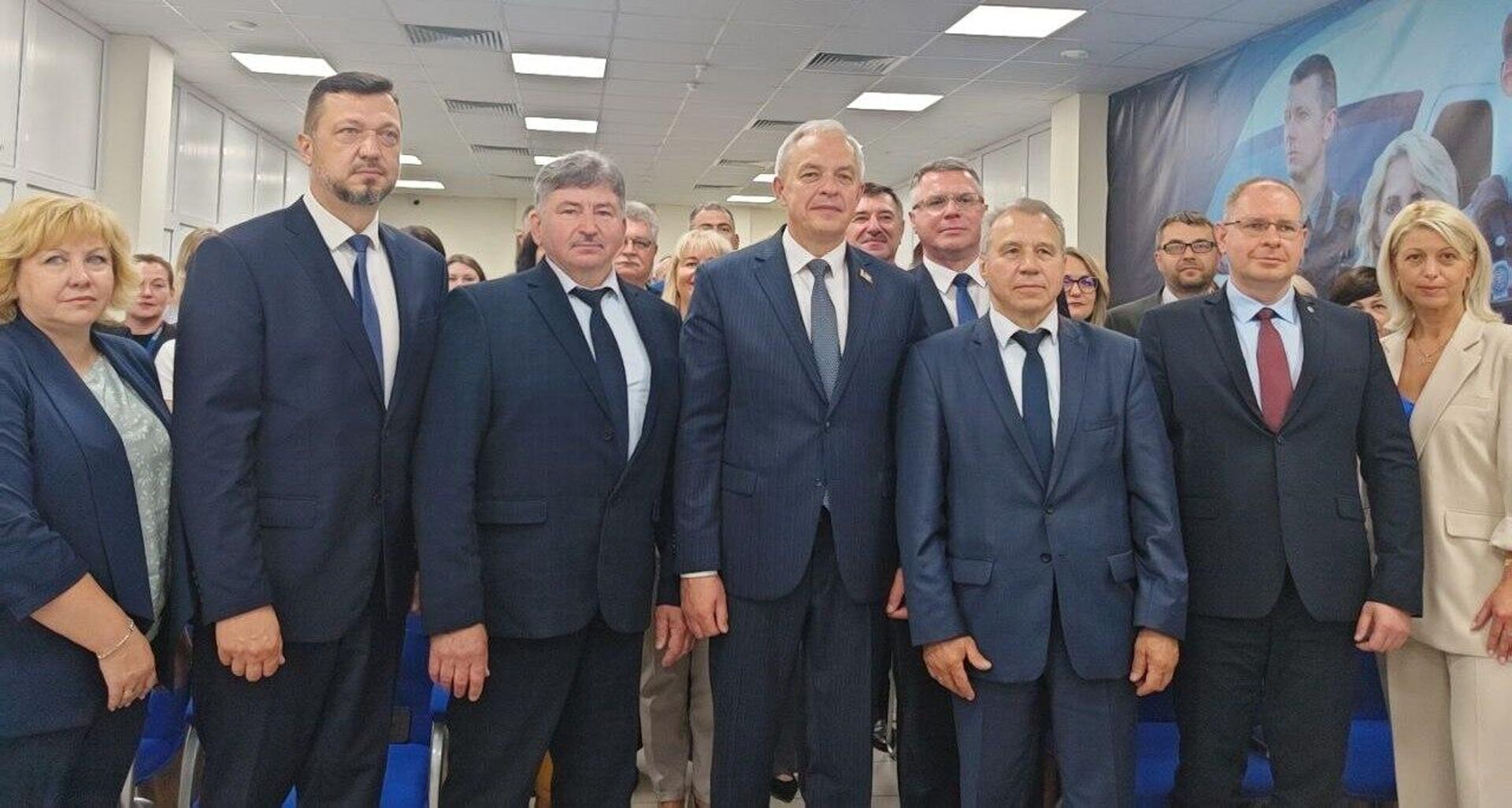 Игорь Сергеенко с сотрудниками Белинкасгрупп - Sputnik Беларусь, 1920, 08.07.2025