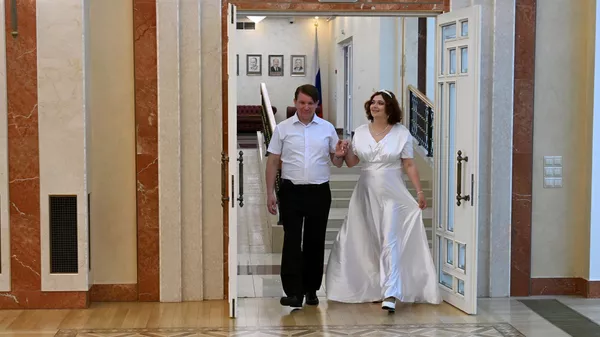 Сергей Власов и Маргарита Чижова перед церемонией бракосочетания в посольстве РФ в Минске - Sputnik Беларусь