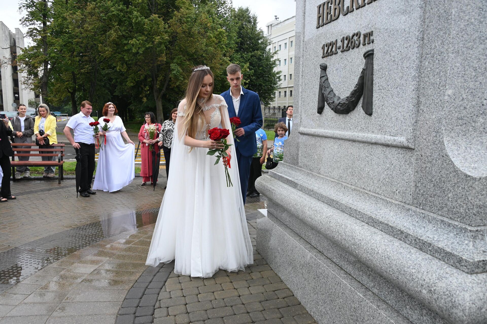 Пары возлагают цветы к памятнику Александру Невскому - Sputnik Беларусь, 1920, 08.07.2025