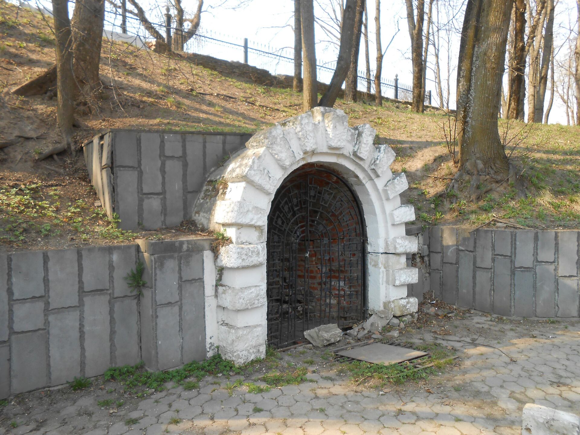 Смоленск, Королевский бастион. Вход в казематы Смоленск, Королевский бастион. Вход в казематы - Sputnik Беларусь, 1920, 09.07.2025